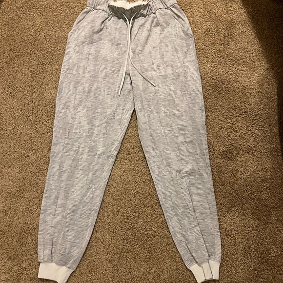 Brand new Lululemon joggers, never been worn - Picture 1 of 3